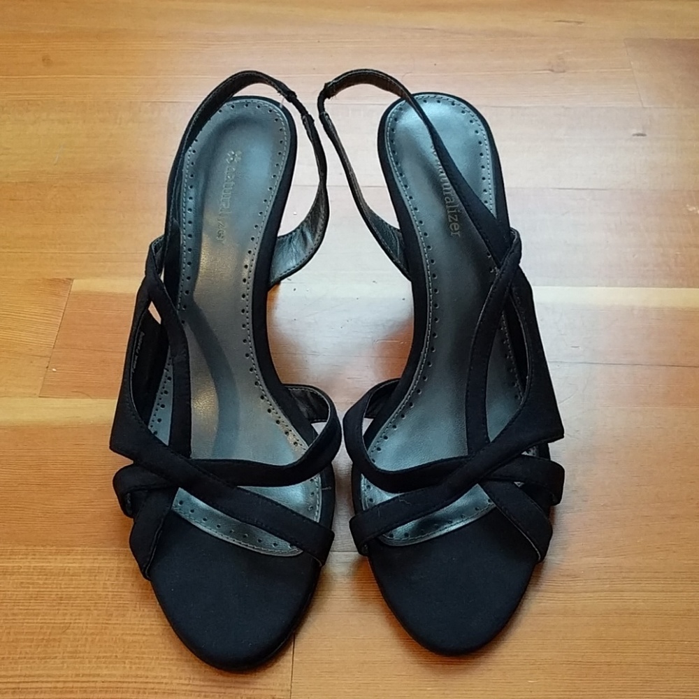 Like new black Naturalizer slingbacks size 9.5